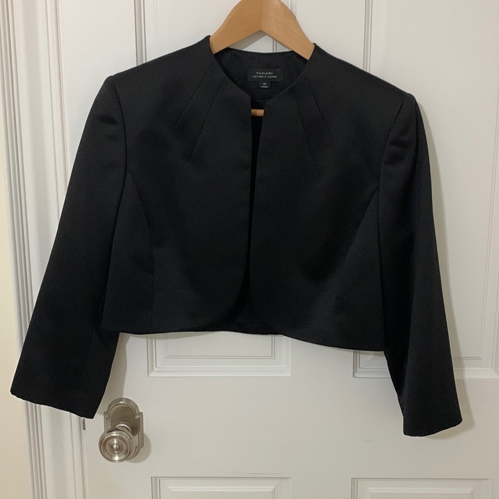 Tahari cropped blazer